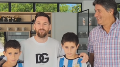 Lionel Messi junto al intendente de Funes, Roly Santacroce. Lionel Messi junto al intendente de Funes, Roly Santacroce.