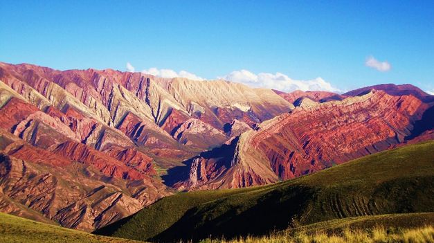 Con sus montañas rojizas y sus bodegas en altura, este destino se impone en el norte argentino.