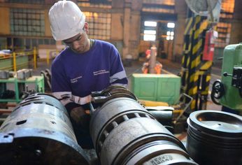 El INDEC confirmó que aparte de la caída anual, en los primeros cinco meses del año la industria cayó 3,1%.
