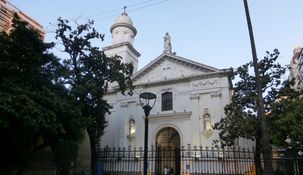 Un plan ideal para quienes desean descubrir un rincón histórico de Buenos Aires y disfrutar de un café en un entorno cargado de paz y memoria.