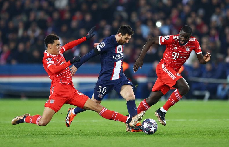 Messi intenta escapar entre dos jugadores del Bayern.