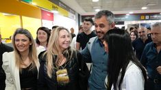 Karina Milei y Martín Menem al llegar al aeropuertp de Neuquén.