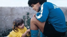 Dalma Maradona junto a su padre, por entonces jugador del Napoli. Dalma Maradona junto a su padre, por entonces jugador del Napoli.