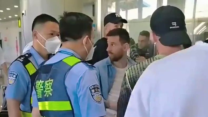 Messi y un impensado problema a llegar&nbsp;al aerpuerto de Beijin.
