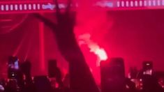 El recital fue detenido por el cantante.