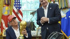 Trump junto a Gianni Infantino, presidente de la FIFA. Trump junto a Gianni Infantino, presidente de la FIFA.