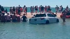 Varios autos quedaron bajo el agua por la crecida del mar en Río Negro.