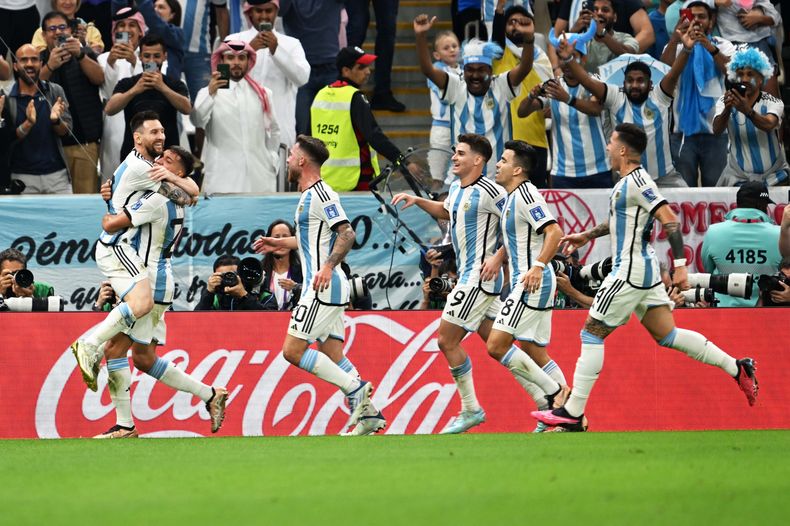 Nahuel Molina se tatuó la Copa del Mundo en su pierna junto con el escudo de la AFA y las tres estrellas