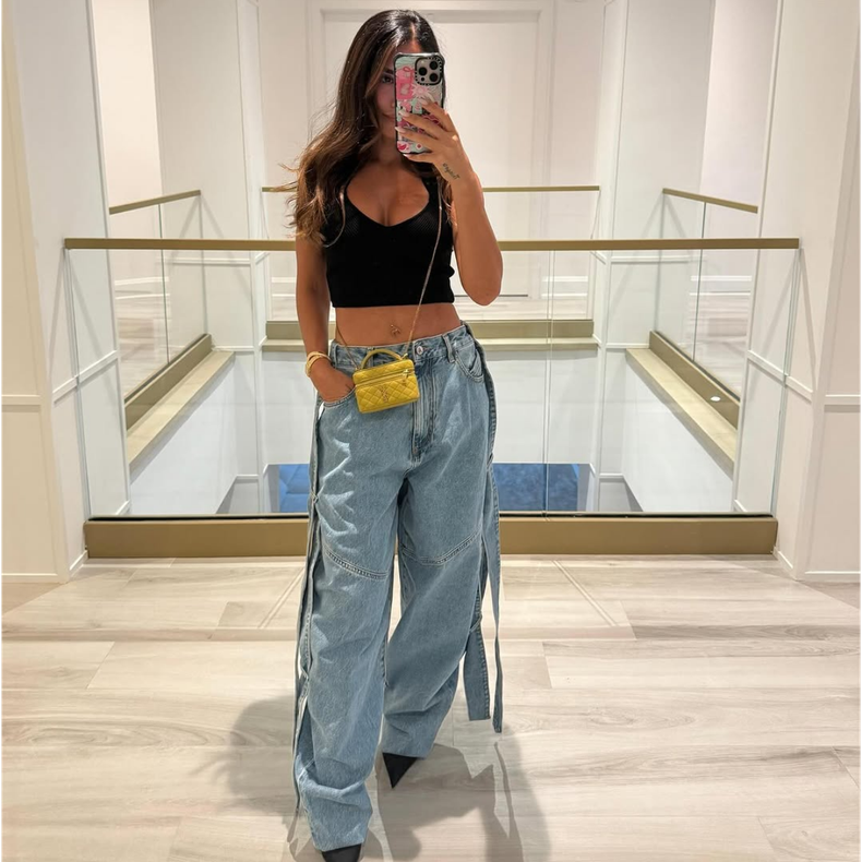 Así fue el look de la modelo, con la minibag como protagonista.