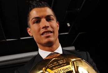 Cristiano Ronaldo ganó el primero de sus cinco Balones de Oro tras conquistar la Premier League y la Champions League.