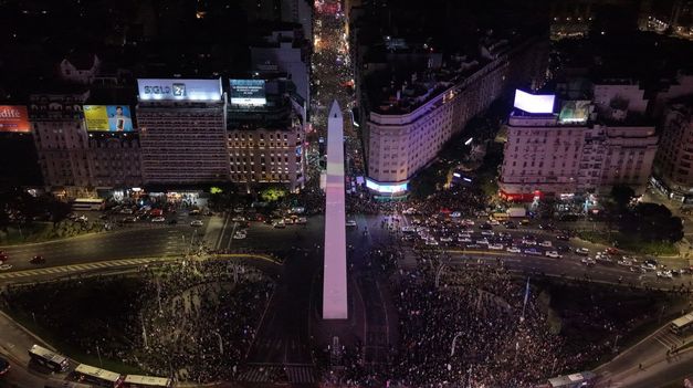 El Obelisco cumplió 90 años y la Ciudad lo festejó con más de 200 mil personas.&nbsp;