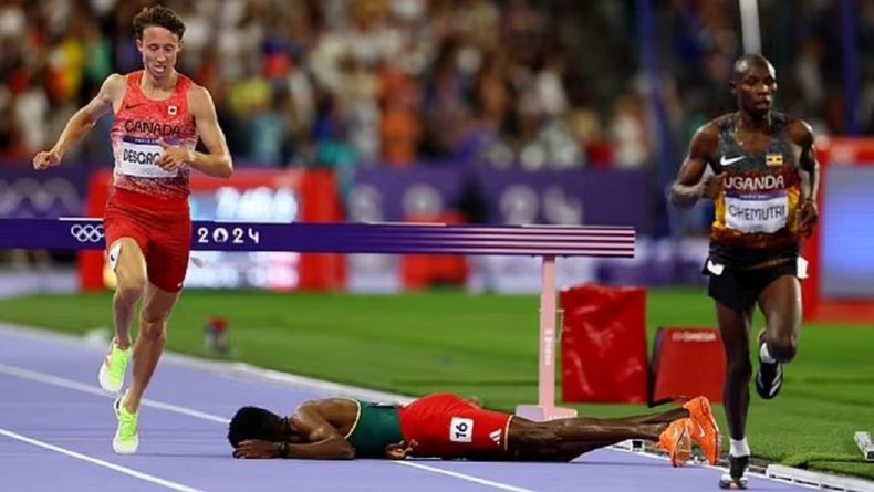 Girma quedó tendido en el suelo y recibió atención médica.