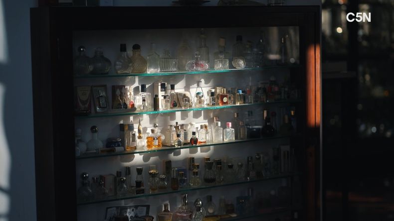 Vivió casi toda su vida en San Antonio de Areco y colecciona frascos desde hace más de 30 años.