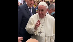 Inesperada reacción del papa Francisco ante dos futuros esposos