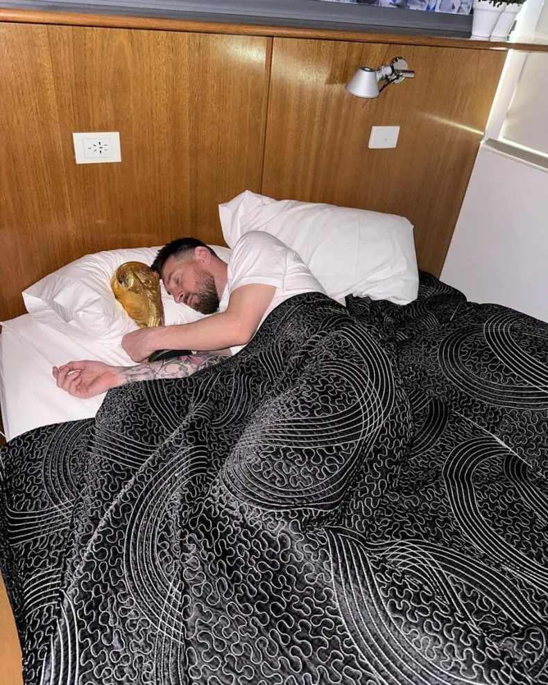 La emblemática foto de Lionel Messi con la Copa del Mundo obtenida en Catar 2022. 