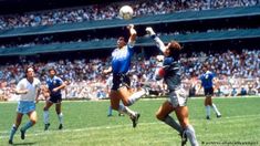 El primer gol de Maradona ante Inglaterra. El primer gol de Maradona ante Inglaterra.