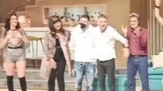 Messi con los actores sobre el escenario. Messi con los actores sobre el escenario.