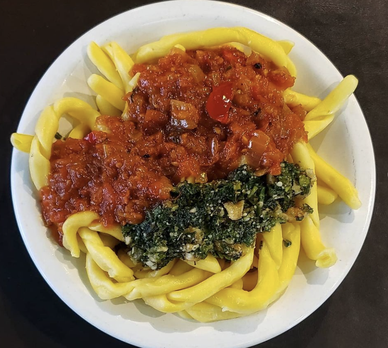 Fusilli con tuco y pesto.