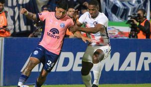 Luis Sequeira, volante del local, disputa el balón con el colombiano Jhohan Romaña. Luis Sequeira, volante del local, disputa el balón con el colombiano Jhohan Romaña.