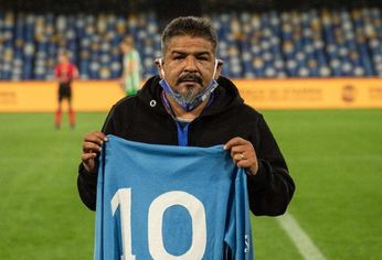 Hugo también se dedicó al fútbol y vivió en Nápoles durante más de 10 años.