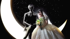La joven de 32 años pudo sacarse una foto con su marido en una locación adecuada para ser añadido por computadora. La joven de 32 años pudo sacarse una foto con su marido en una locación adecuada para ser añadido por computadora.