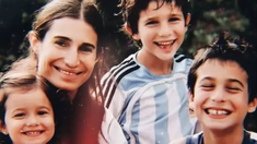 Romina Yan junto a sus hijos.