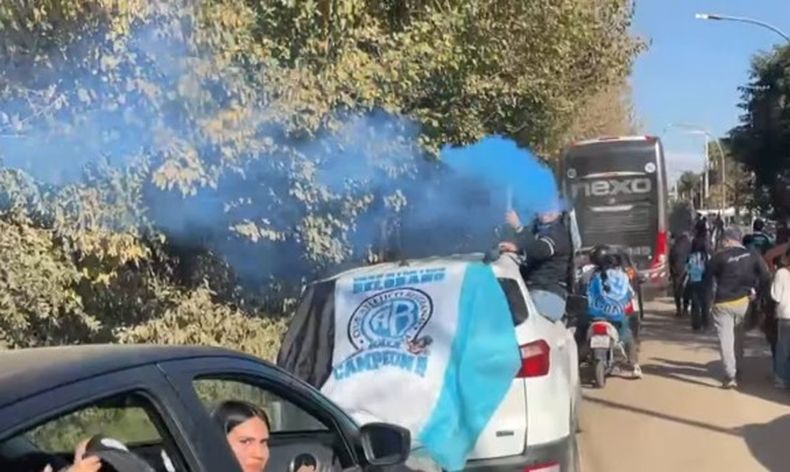 Multitudinaria caravana de hinchas de Belgrano junto a los campeones del Apertura 2026