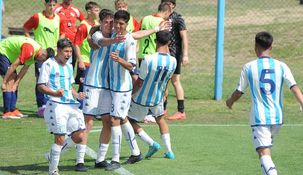 Leandro Milito, hijo de Diego y sobrino de Gabriel, grita con alma y vida el gol frente a Independiente.
