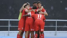 Los jugadores del Rojo festejaron el triunfo en La Plata.
