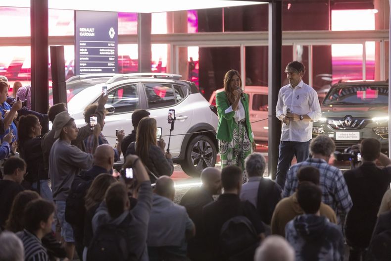 Valentina Solari y Matias Maciel, de Renault Argentina, en la presentación de Arkana en Cariló.