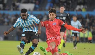 Racing goleó a Argentinos en Avellaneda