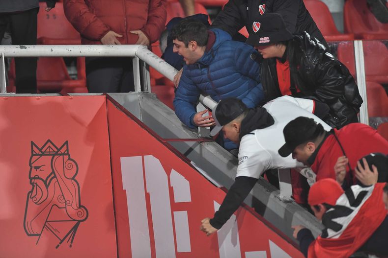 Los hinchas de Independiente explotaron tras la derrota con Boca.