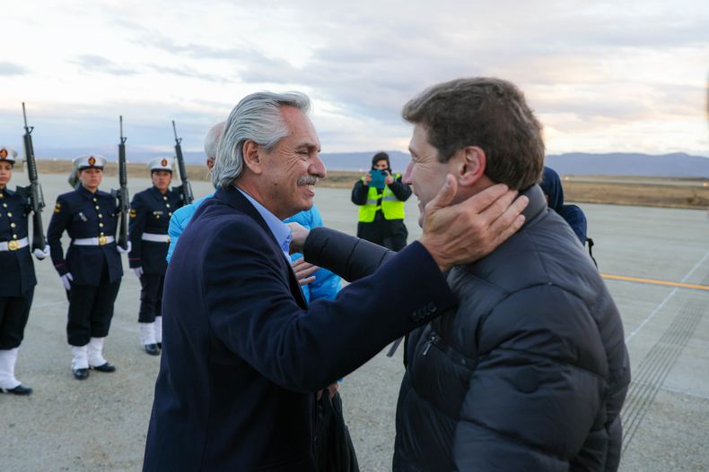 Alberto Fernández fue recibido por el gobernador de Tierra del Fuego