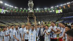 El arquero levantó la Copa América en el estadio Maracaná de Río de Janeiro. El arquero levantó la Copa América en el estadio Maracaná de Río de Janeiro.