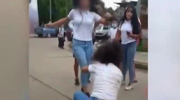 Video: brutal golpiza entre adolescentes a la salida de un colegio en Mendoza