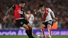 Diablito Echeverri intenta superar a Armando Méndez, lateral de Newells. Diablito Echeverri intenta superar a Armando Méndez, lateral de Newells.