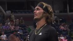 Zverev se quejó de que le gritaron una frase de Hitler y echaron al espectador. Zverev se quejó de que le gritaron una frase de Hitler y echaron al espectador.