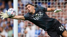 Dibu Martínez usa la camiseta 26 en su temporada debut en Chelsea.