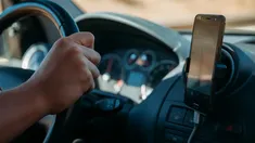 Esta función te permitirá permanecer conectado sin tener que agarrar el celular mientras manejas. Esta función te permitirá permanecer conectado sin tener que agarrar el celular mientras manejas.