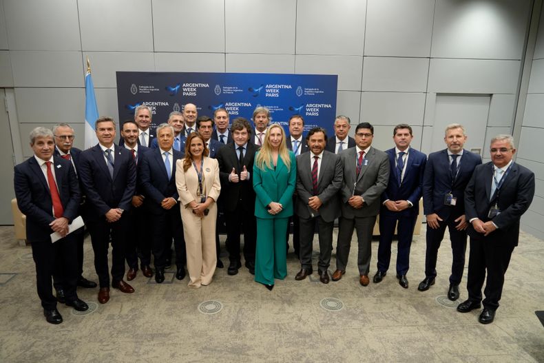 Javier Milei se reunió en París con 13 gobernadores que participan de Argentina Week