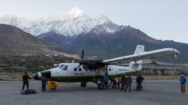El avión iba repleto con 19 pasajeros y tres tripulantes.