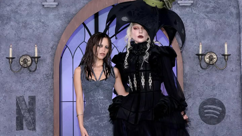 La presentación de Lady Gaga junto a Jenna Ortega en la gala organizada por Netflix y Spotify mostró la fusión perfecta entre música, moda y teatralidad.