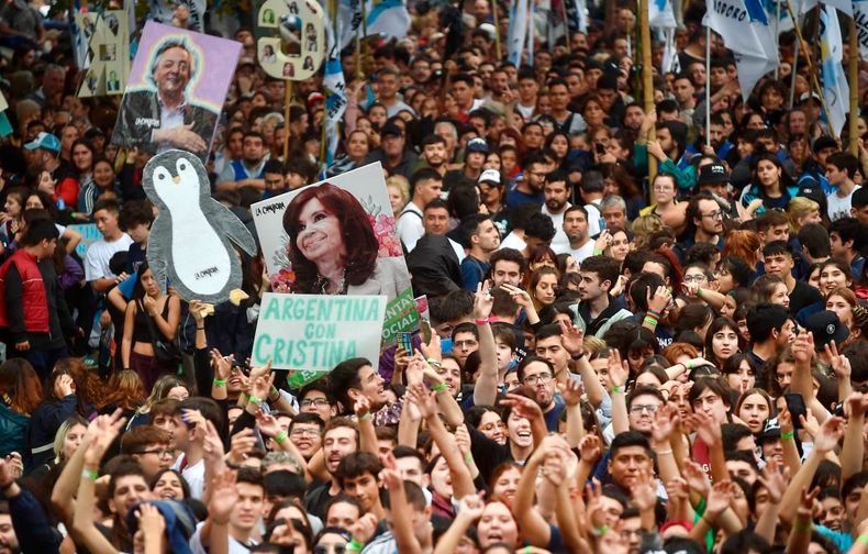 Más de 500 mil personas llenaron la Plaza de Mayo y alrededores para  escuchar a Cristina Kirchner