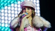 Emilia Mernes se cambió el look. Emilia Mernes se cambió el look.