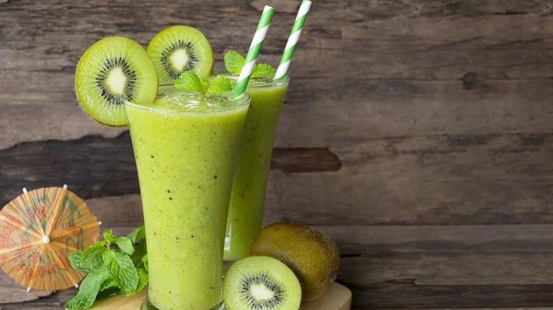 Esta combinación de frutas y verduras verdes es ideal para comenzar el día con energía, fortalecer el sistema inmunológico y mejorar la digestión.  