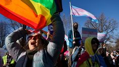 Activistas por los derechos de las personas trans hicieron una protesta frente a la Corte Suprema de Estados Unidos en Washington, en enero de 2026. Activistas por los derechos de las personas trans hicieron una protesta frente a la Corte Suprema de Estados Unidos en Washington, en enero de 2026.