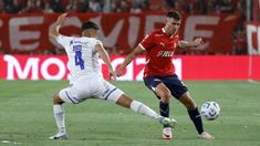Adrián Sporle, de Independiente, lucha el balón con Lucas Arce, del Tomba. Adrián Sporle, de Independiente, lucha el balón con Lucas Arce, del Tomba.