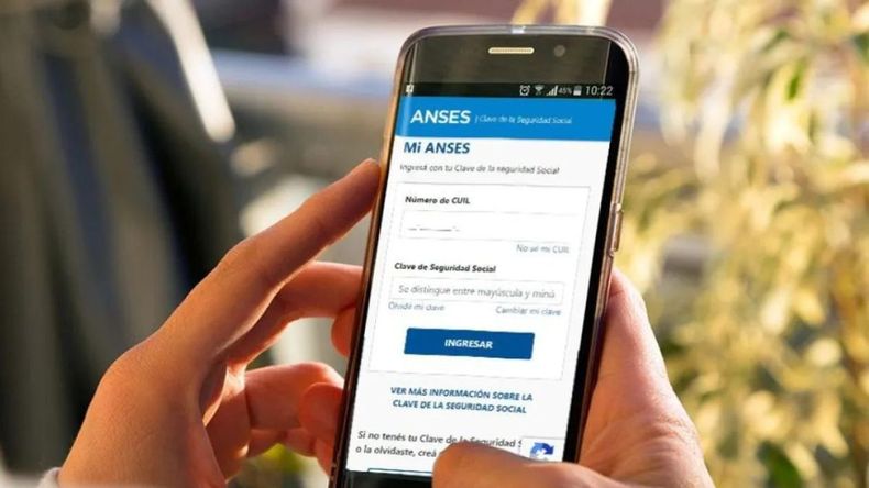 Esta clasificación indica que el beneficiario del beneficio en cuestión se encuentra en una situación laboral de trabajo en relación de dependencia