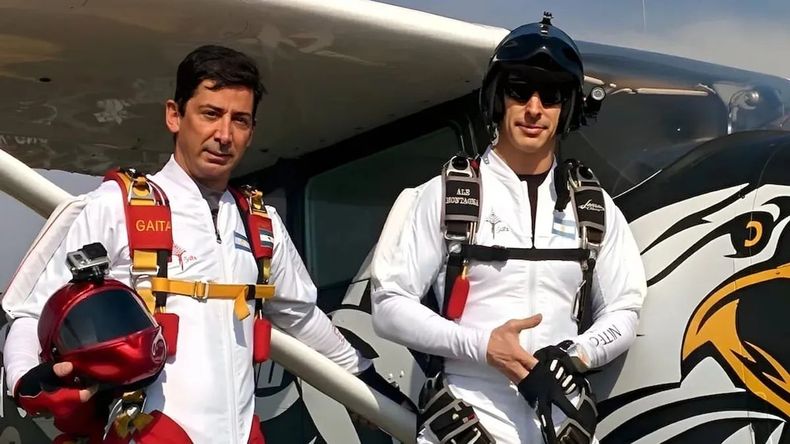 Dos paracaidistas argentinos saltaron desde la estratósfera en la noche y rompieron un récord mundial.