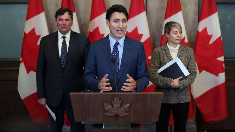 Justin Trudeau y Mélanie Joly de Canadá amenazan con represalias comerciales a Estados Unidos.